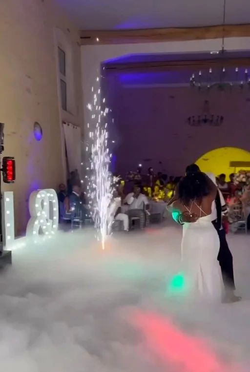 Ouverture de bal avec fumée lourde et fontaines scintillantes