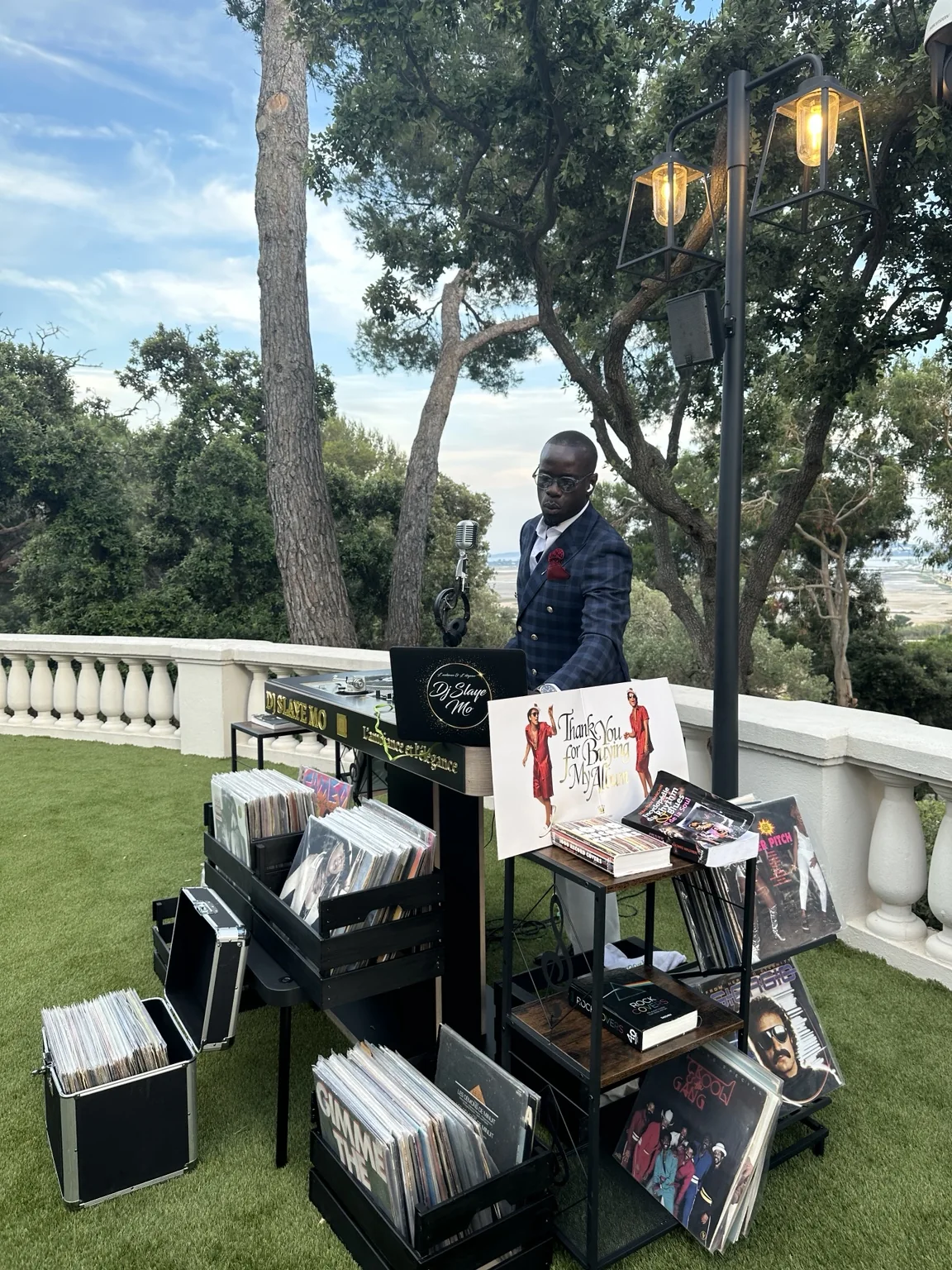 Bar à Vinyles DJ Slaye Mo avec platines et une collection de disques